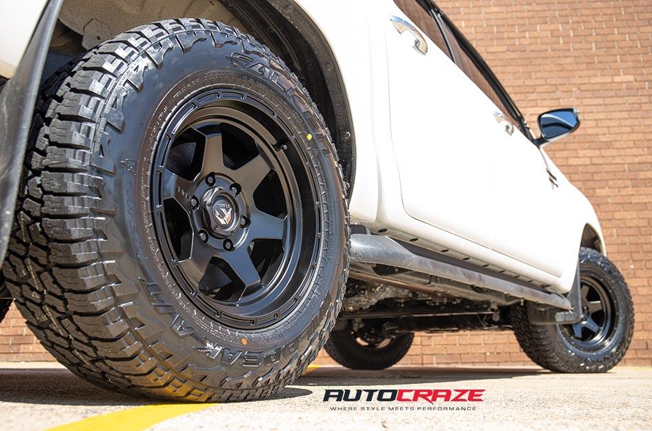 TOYOTA HILUX N80 4WD SHOK MATTE BLACK